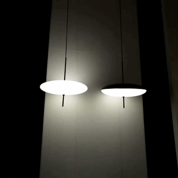 Plafonnier LED suspendu en forme d'ovni 66cm 44