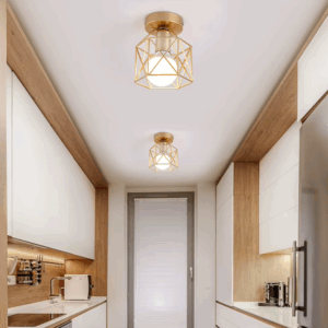 Plafonnier en métal doré au design minimaliste