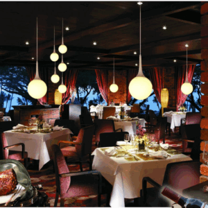 Plafonnier minimaliste suspendu à tête blanche