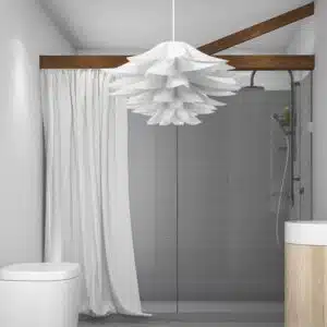 Plafonnier suspendu en origami au design moderne, suspendu dans une salle, il est en forme de sapin blanc à l'envers, il se trouve dans une salle de bain