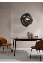 Plafonnier Wabi Sabi, design moderne, à LED, en résine noire, suspendu au-dessus d'une table avec deux chaises