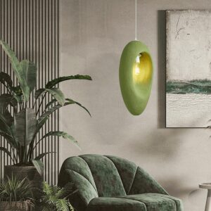 Plafonnier créatif vert, suspendu, au design japonais,suspendu dans un salon, au-dessus d'un fauteuil vert foncé