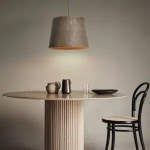 Plafonnier style industriel, suspendu, marron, en métal, cylindrique, suspendu au-dessus d'une table et une chaise