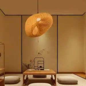 Plafonnier suspendu au design chinois, en bambou et bois, dans une salle à manger, avec lumière jaune