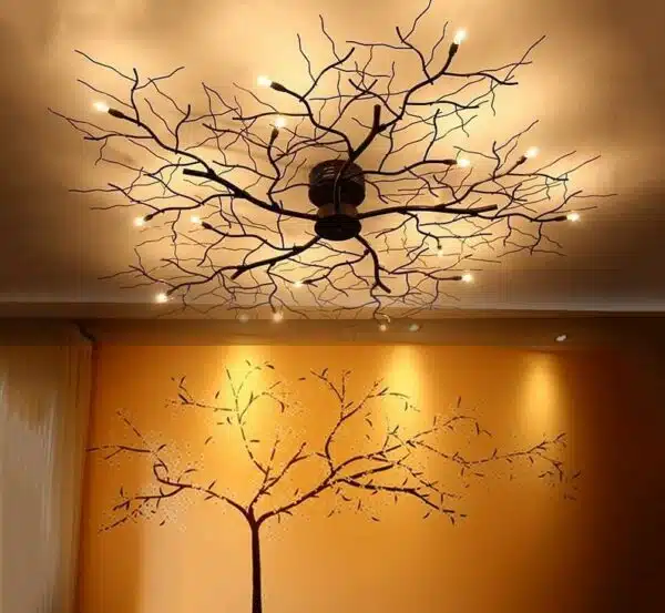 Plafonnier en fer à LED, style branche d'arbre, dans une pièce aux couleurs orangées