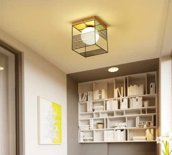 Plafonnier cubique en bois avec armature en métal noir, design moderne, accroché au plafond