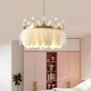 Lustre design dans une chambre à coucher rose, avec lustre en forme de couronne de princesse, avec plume tout autour et partie supérieur en métal couleur or et des joyaux au dessus