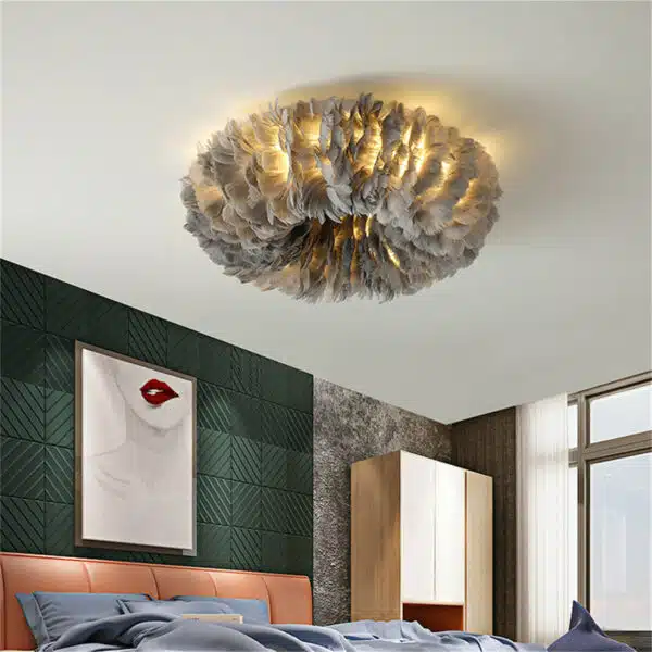 Plafonnier LED avec plumes colorées en gris, en forme de nuage, suspendu dans une chambre à coucher