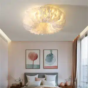 Plafonnier LED avec plumes colorées en blanc, en forme de nuage, suspendu dans une chambre à coucher