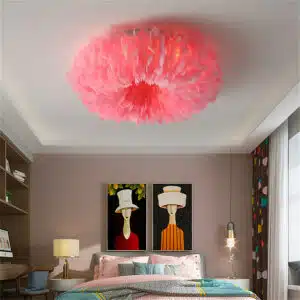 Plafonnier led avec plumes colorées en rose, en forme de nuage, suspendu dans une chambre à coucher