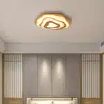 Plafonnier naturel en bois beige au design créatif moderne, dans une chambre à coucher