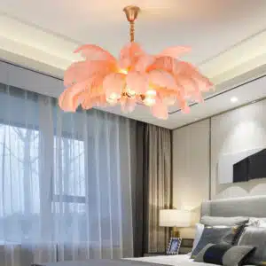 Plafonnier LED suspendu avec des plumes roses, au design créatif, dans une chambre à coucher