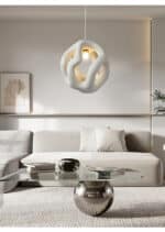 Plafonnier Wabi Sabi, design moderne, à LED, en résine blanche, suspendu dans un salon aux tons blanc et épurés