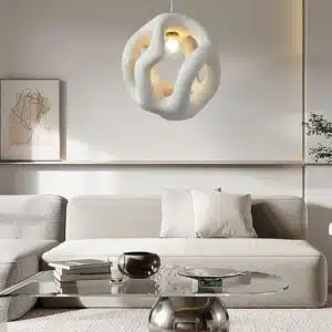 Plafonnier Wabi Sabi, design moderne, à LED, en résine blanche, suspendu dans un salon aux tons blanc et épurés