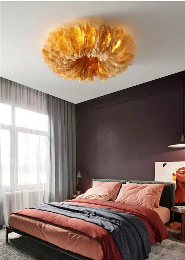 Plafonnier LED avec plumes colorées en orange, en forme de nuage, suspendu dans une chambre à coucher
