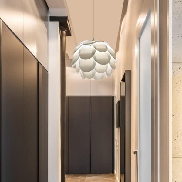 Plafonnier suspendu en origami au design moderne, suspendu dans une salle, il est en forme de pomme de pin, il se trouve dans un couloir à l'entrée d'une maison