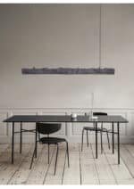 Plafonnier Wabi Sabi – longue lampe LED suspendue en résine noire, design moderne, au-dessus d'une table de salle à manger