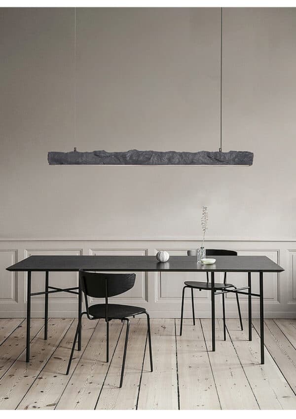 Plafonnier Wabi Sabi – longue lampe LED suspendue en résine noire, design moderne, au-dessus d'une table de salle à manger