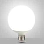 Ampoule LED à économie d'énergie E27 G80 sur fond gris