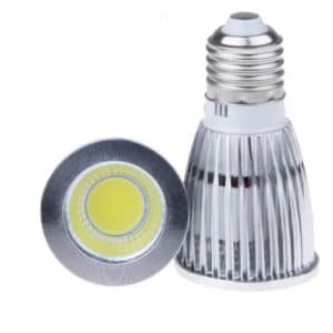 Ampoule LED E27 12W 220V à intensité variable sur fond blanc
