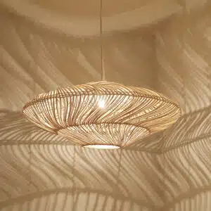 Plafonnier LED suspendu en rotin à design créatif chinois sur fond marron