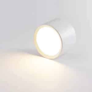 Spot lumineux LED 5W au design nordique moderne sur fond blanc