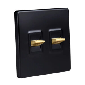 Interrupteur design rétro noir avec fonctionnement à bascule de couleur doré, sur un fond noir , interrupteur de forme carré