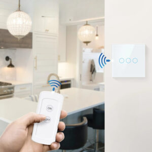 Interrupteur sans fils carré et blanc à 3 boutons ronds avec technologie Zigbee, et une main qui tient une télécommande blanche dans une salle à manger