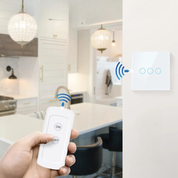 Interrupteur sans fils carré et blanc à 3 boutons ronds avec technologie Zigbee, et une main qui tient une télécommande blanche dans une salle à manger