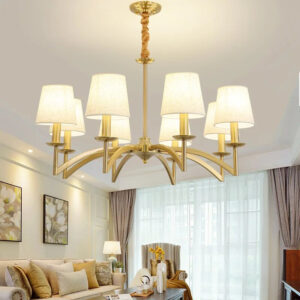 Plafonnier americain avec 8 lampes en tissu, avec un lustre de couleur doré, dans un salon