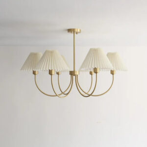 Plafonnier americain en cuivre doré avec 6 lampes en tissu blanc, formant un chandelier