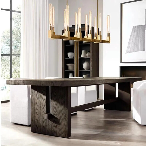 Plafonnier americain en laiton doré, au dessus d'une grande table grise, dans une salle à manger.