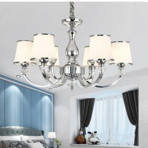 Plafonnier americain LED en cristal et métal chromé de couleur argenté en forme de chandelier avec 6 lampes dans une chambre