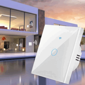 Interrupteur connecté sans fil avec application et commande vocale sur fond d'une villa extérieure