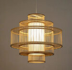 Plafonnier naturel décoratif de grande taille en bambou allumé sur fond gris