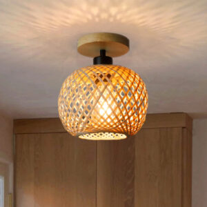 Plafonnier naturel LED tissé en bambou de style rétro sur un plafond gris