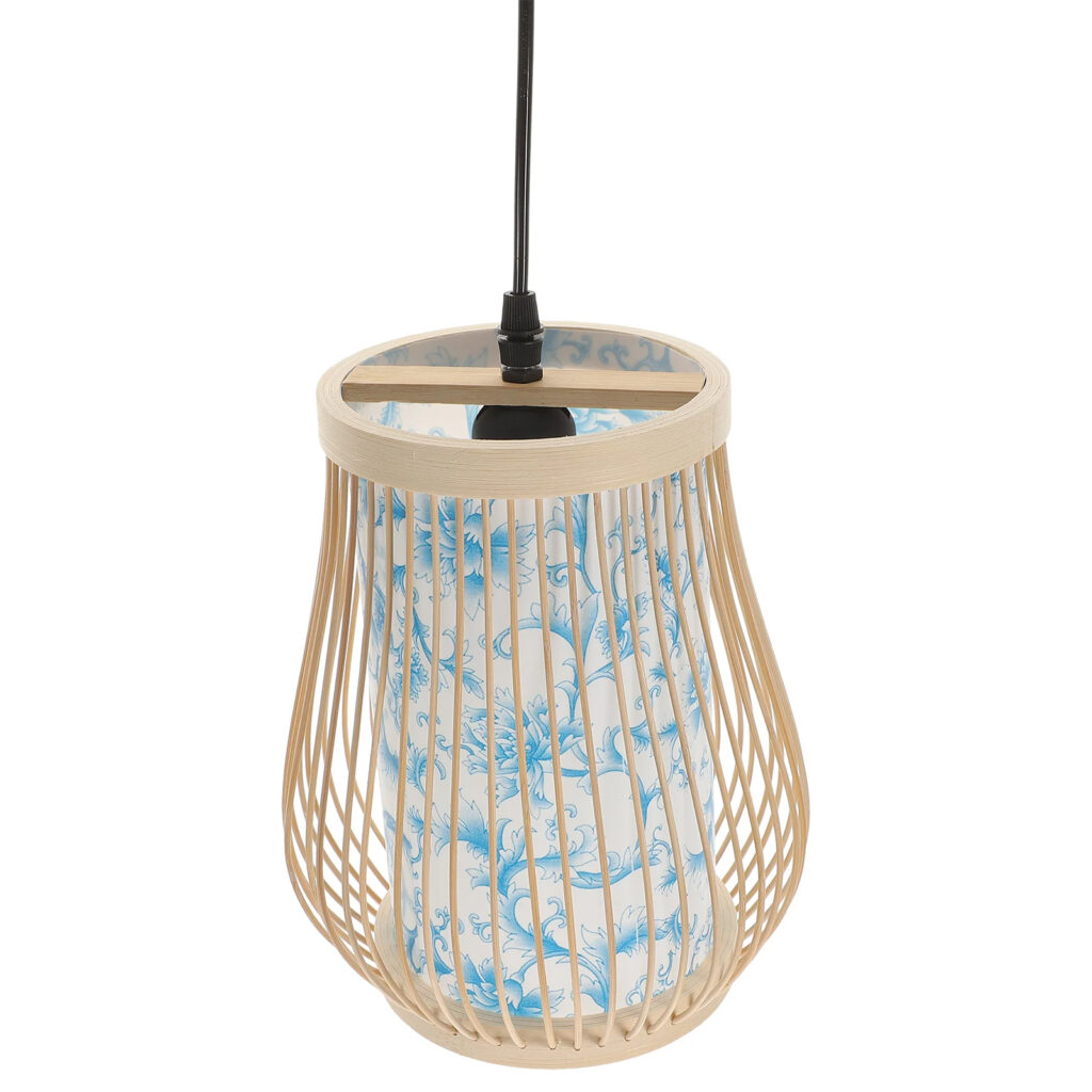 Plafonnier naturel suspendu en bois avec motifs floraux sur fond blanc
