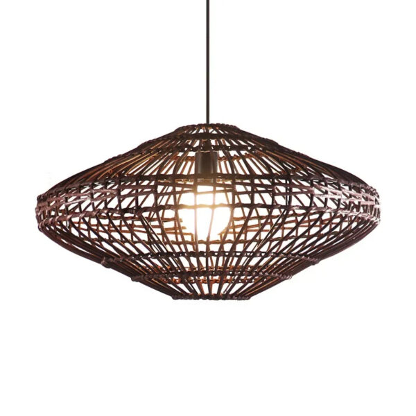 Plafonnier naturel suspendu LED en rotin fait à la main sur fond blanc